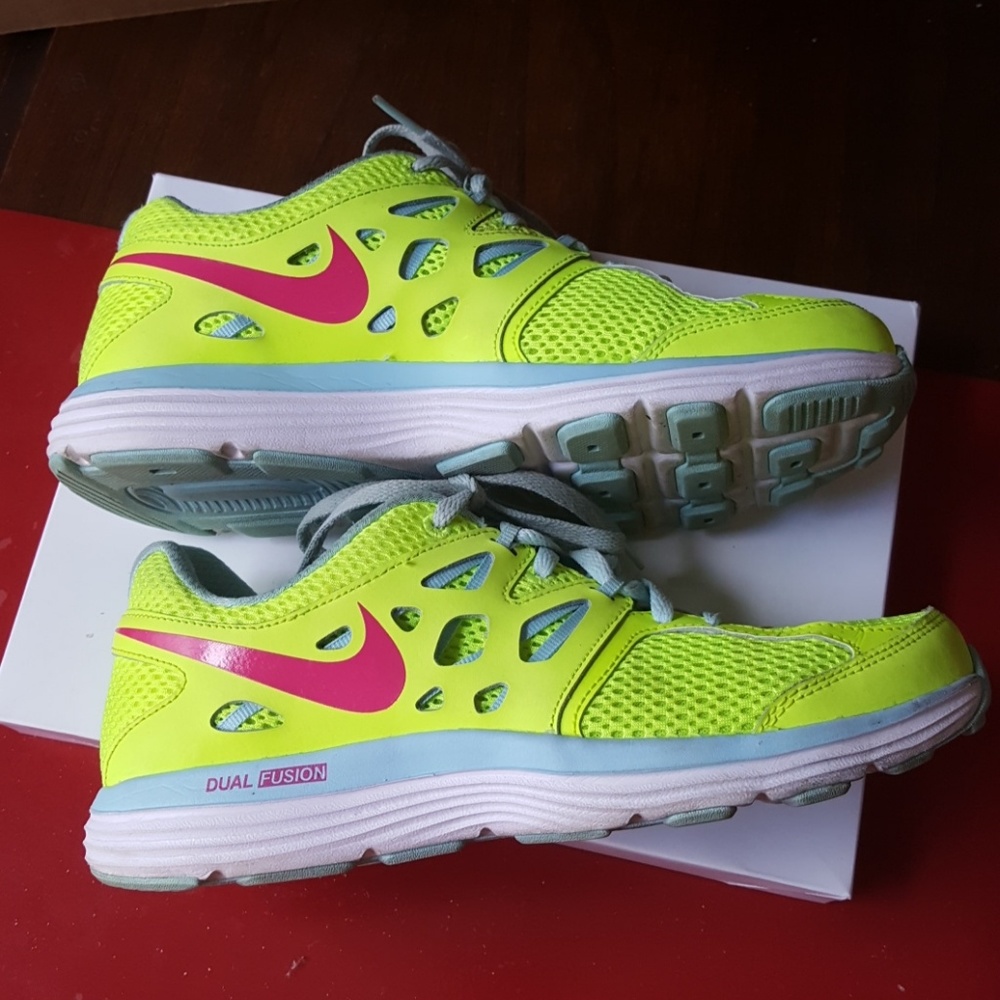02:09 - Nike Duel Fusion Sneakers